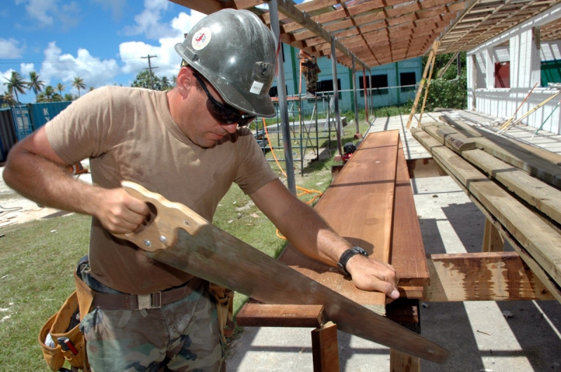 ebeniste-COGOLIN-min_worker_construction_building_carpenter_male_job_build_helmet-893290